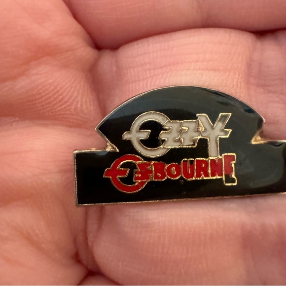 Vintage Ozzy Osbourne black lapel pin - Picture 3 of 3